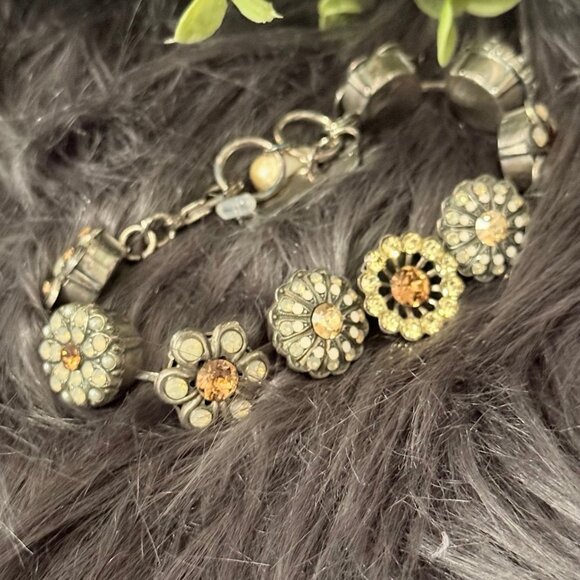 Mariana Flower Bracelet - Picture 4 of 7